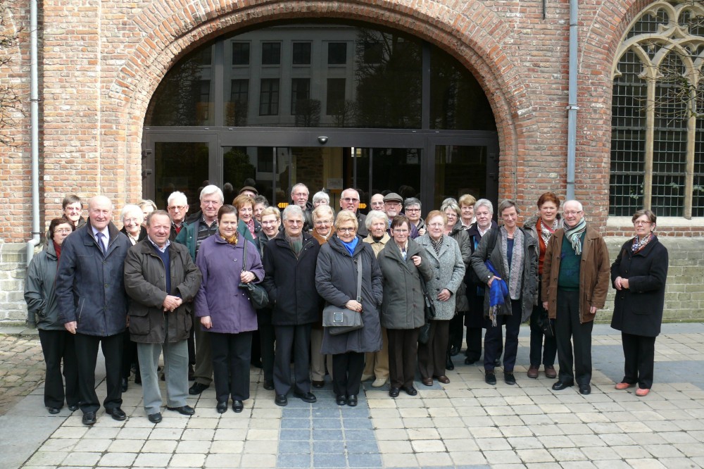 NEOS Oosterzele bezoekt het Lam Gods, met als 4e van rechts Prof. dr. Anne van Grevenstein-Kruse
