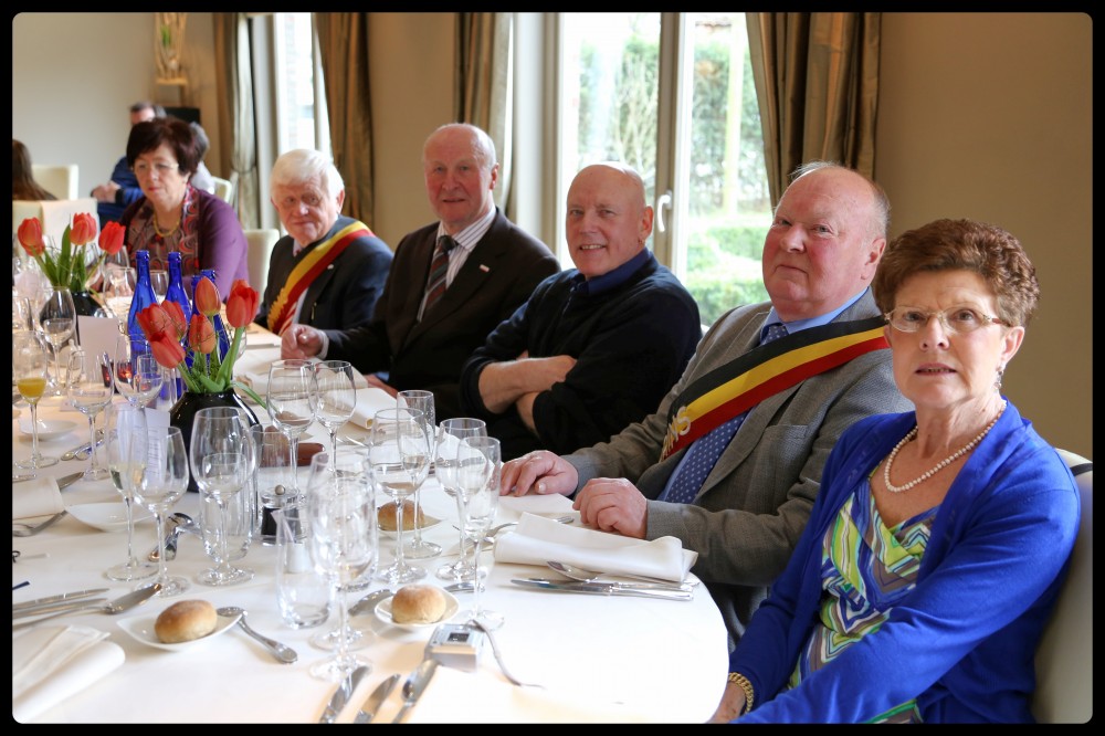 aan tafel met het prinsenpaar (Raf Glorieus en echtgenote), padre Renaat en voorzitter Antoine Heyerick en het koningspaar André Roegiers en echtgenote