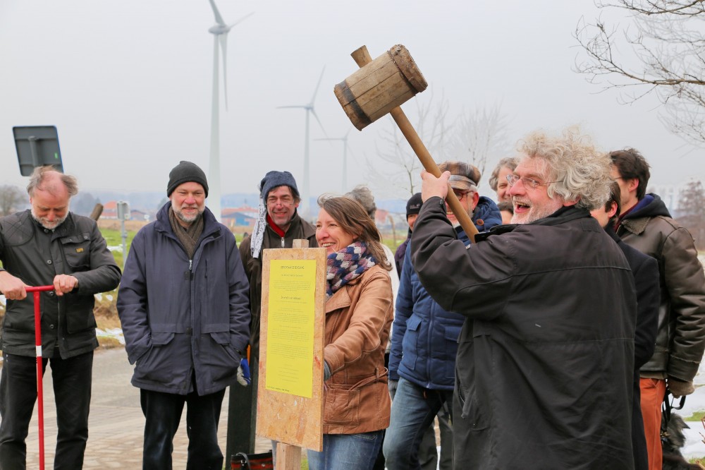 Jo Uyttendaele en Barbara Redant kondigen aan dat de wind voor iedereen is, aan de windmolens langs de E40