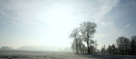 "Uitwaaierend licht breekt door na een felle sneeuwmorgen, ademloos valt frele stilte over Landskouter" (Renaat De Paepe)