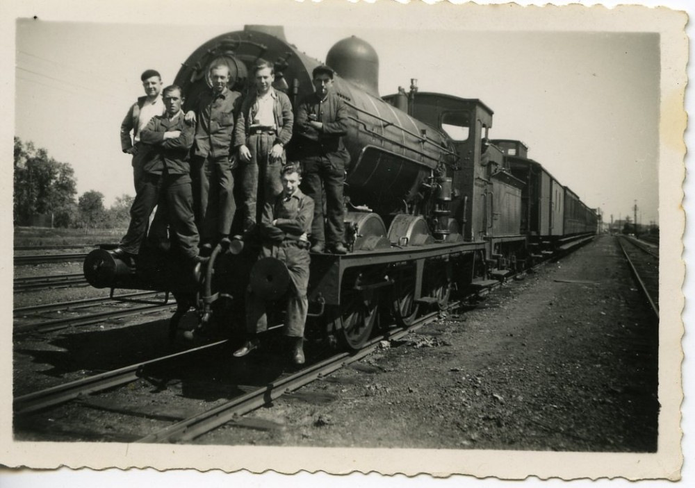 Spoormannen op de trein nabij Merelbeke, 20ste eeuw (collectie Van Hoecke)
