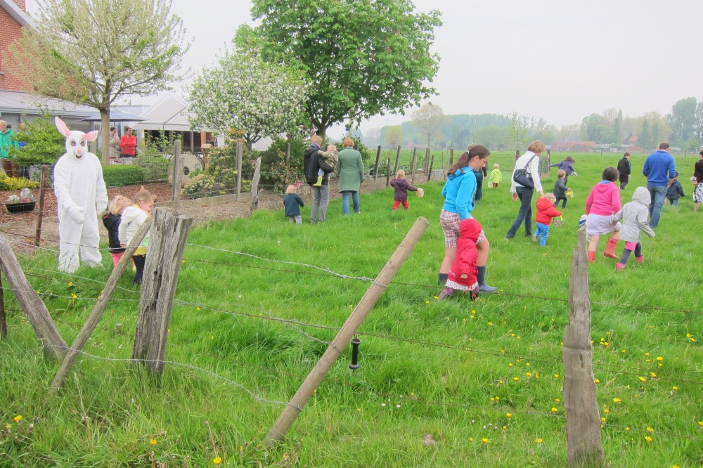 Kinderen en ouders gaan de wei op - de zoektocht naar paaseieren is begonnen