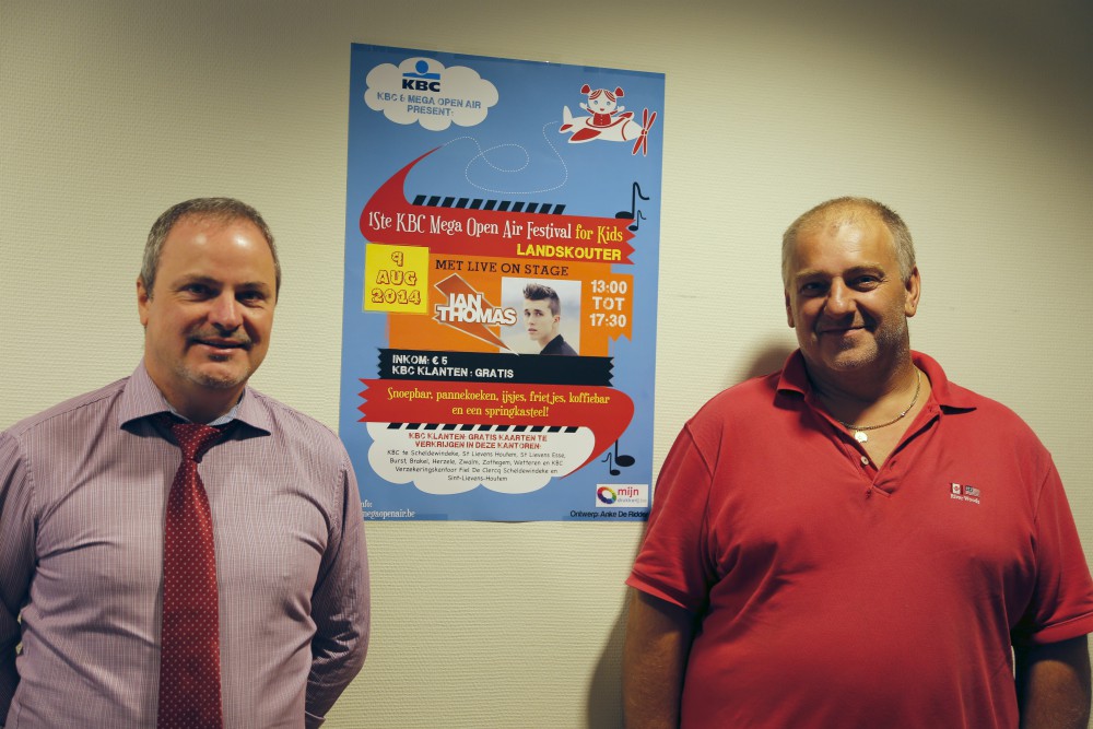 KBC Kantoordirecteur Wim Van Neyghem (l) met Mega Open Air organisator Filip Claus