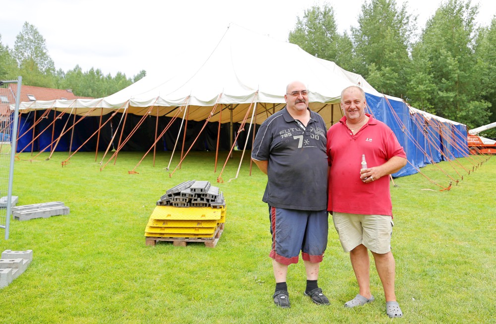 Mega Open Air bestuursleden Dirk Lampaert (l) en Filip Claus op het festivalterrein