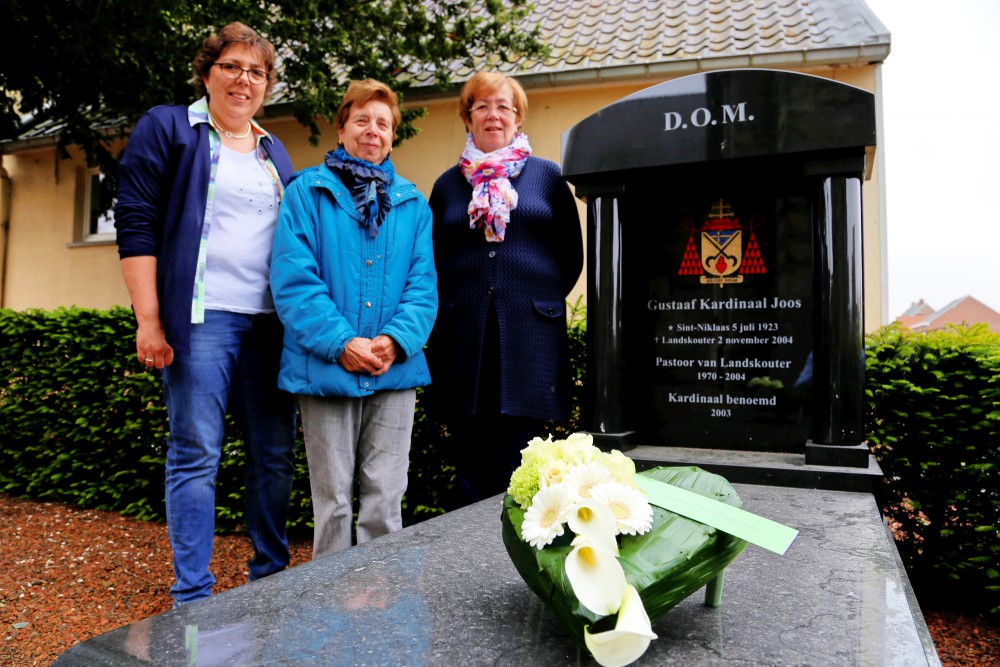 bloemen op het graf van Kardinaal Joos als erkenning met (vlnr) secretaris Nancy Cooreman, ex-secretaris Annie De Vos en ex-voorzitter Erna Tondeleir