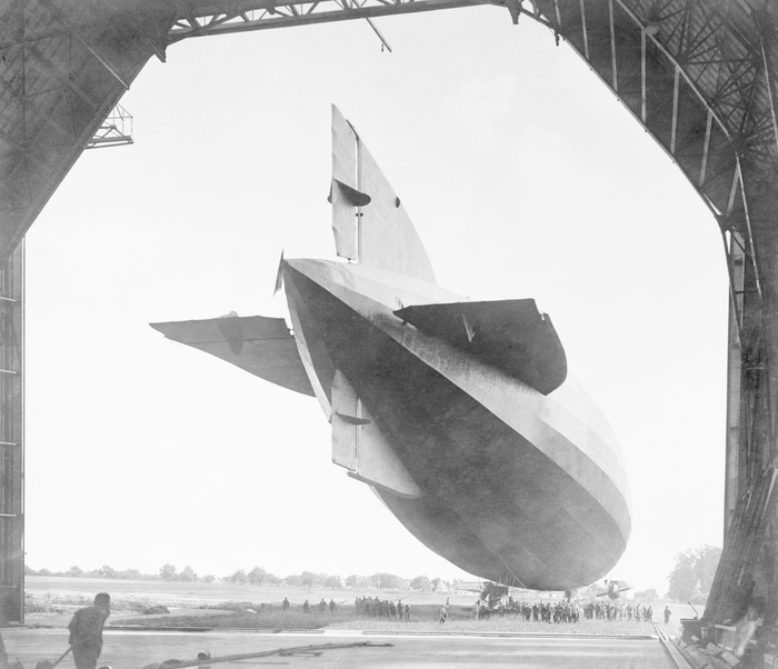 Zeppelin verlaat hangar