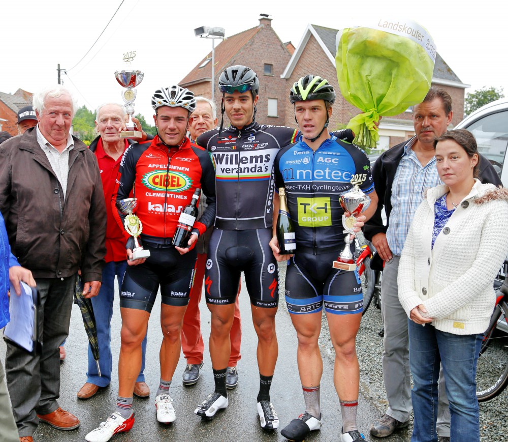 Het podium van Landskouter koers 2015 met winnaar Elias Van Breussegem, rechts tweede Wouter Leten en links derde Jori Van Steenberghen