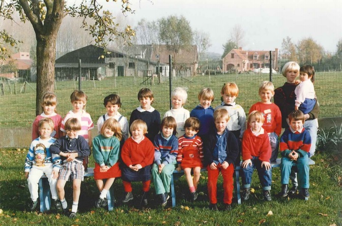 Juf Trees en haar klas van 1988-1989 (foto via Marina Bovyn)