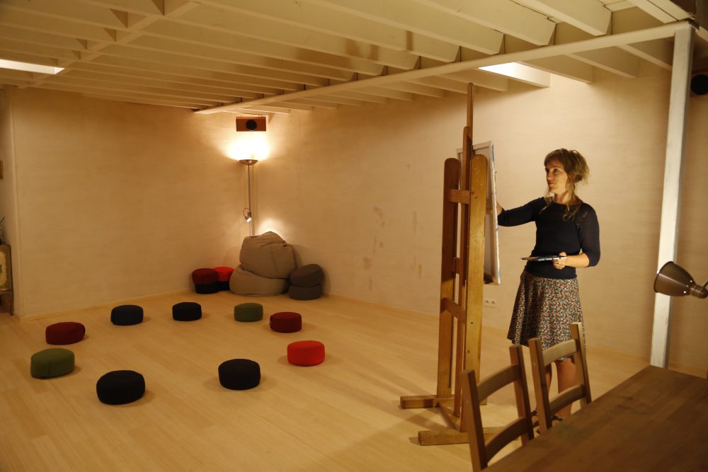 Ilse Makelberge in haar workshopruimte in de Aalmoezenijestraat