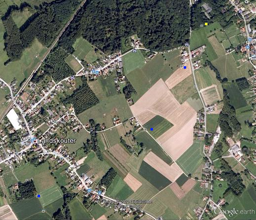 De blauwe stippen duiden de drie bunkers aan op deze foto van Google Earth (uit bunkergordel.be)