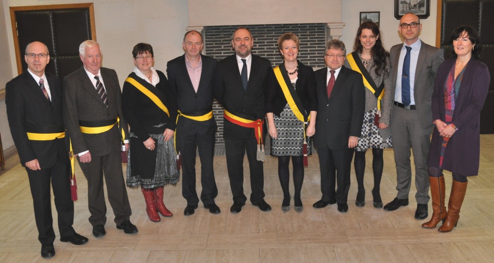 Het nieuwe schepencollege van Oosterzele, legislatuur 2013-2018. Van links naar rechts:schepen Jan Martens, schepen Wilfried Verspeeten, schepen Marleen Verdonck, schepen Christ Meuleman, burgemeester Johan Van Durme, OCMW-voorzitter Els De Turck, gemeenteraadsvoorzitter Jean Marie De Groote, schepen Hanna Courtijn, gemeentesecretaris Borchert Beliën, OCMW-secretaris Marijke De Meyer (foto gemeente Oosterzele)