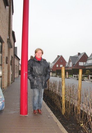 “Door de paal ter hoogte van de bloembak/haagbeplanting te plaatsen, of net meer tegen de huisgevel, zou het voetpad een stuk toegankelijker zijn,” aldus Carine Schamp.