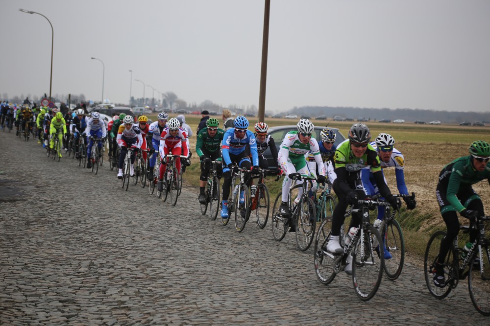 De kasseibaan Lange Munte in Scheldewindeke, hier bij de finale van de Omloop, wordt aangepakt