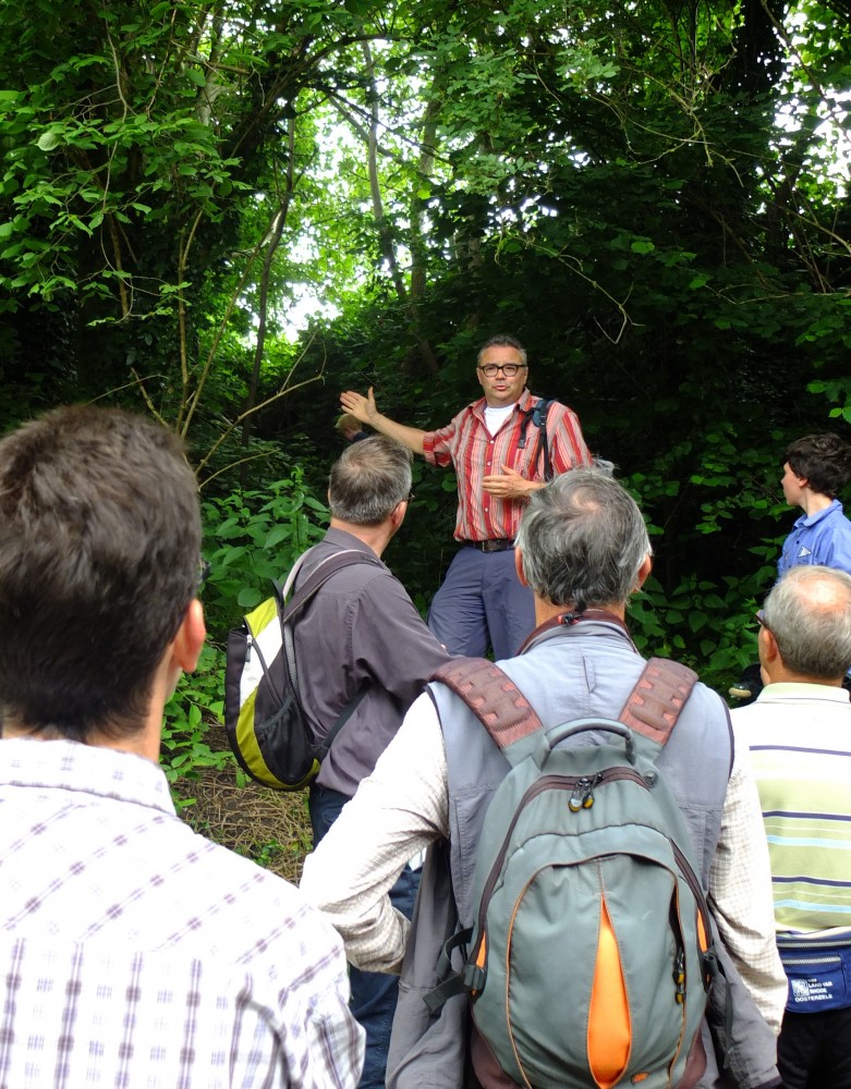 Frank Monsecour van de Werkgroep Trage Wegen Merelbeke geeft toelichting tijdens de wandeling (foto werkgroep)