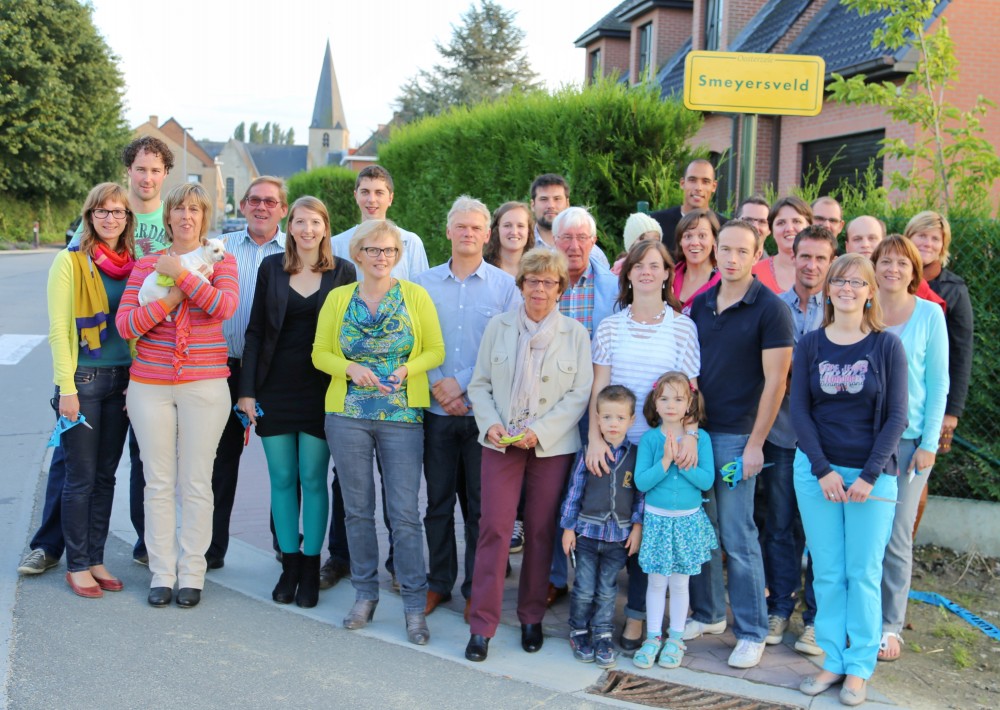De inwoners van het Smeyersveld bij de officieuze opening van hun straat