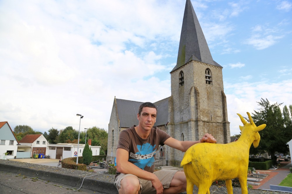 Christophe Steurbaut kijkt bedrukt maar vastberaden om zijn blauwe bok terug te vinden