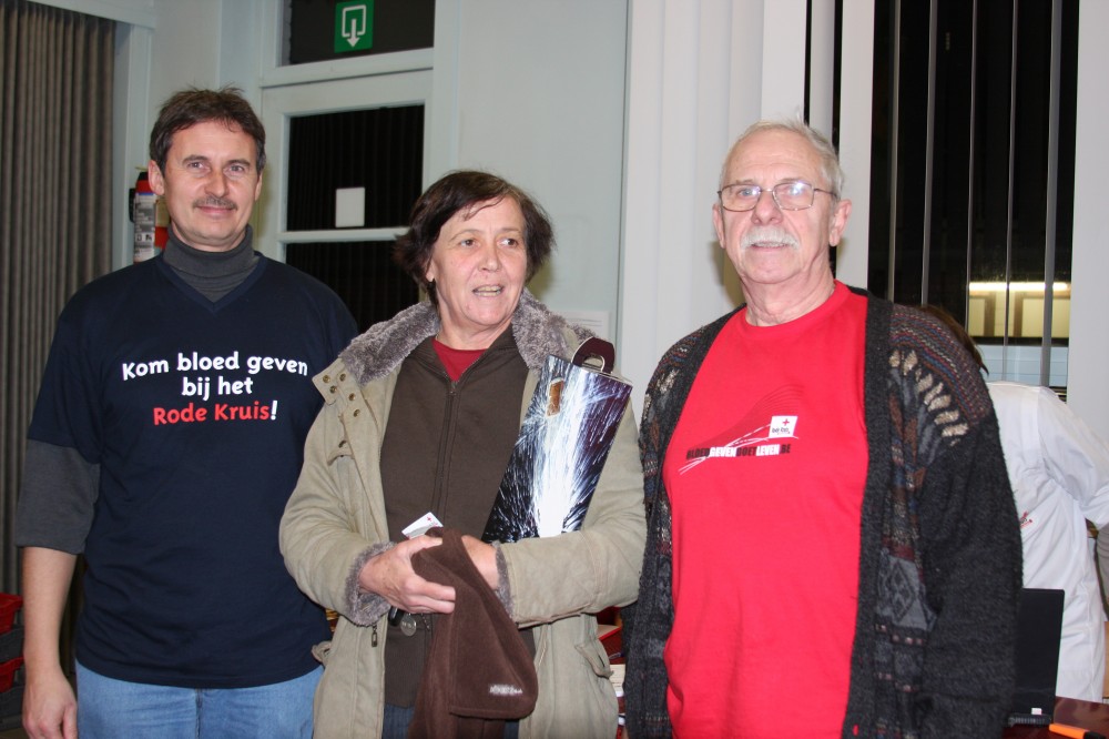 Voorzitter Roger (r) en zoon Rudy Bockstaele in 2009 bij de huldiging van donor Marijke Tondeleir