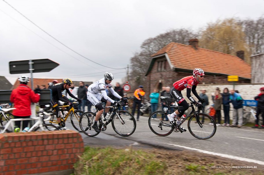 Renners komen boven op de Rooberg en draaien de Geraardsbergsesteenweg op richting Oosterzele (foto Fréderic Louis)