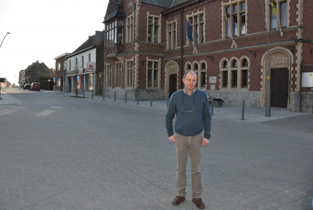 Christ Meuleman, schepen van openbare werken, op het nieuw verkeersplateau aan het gemeentehuis