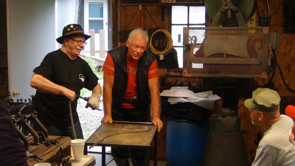 Roger Bockstaele (links) aan het werk in de Verenigde Staten met zijn vriend Rudi Kerckhaert
