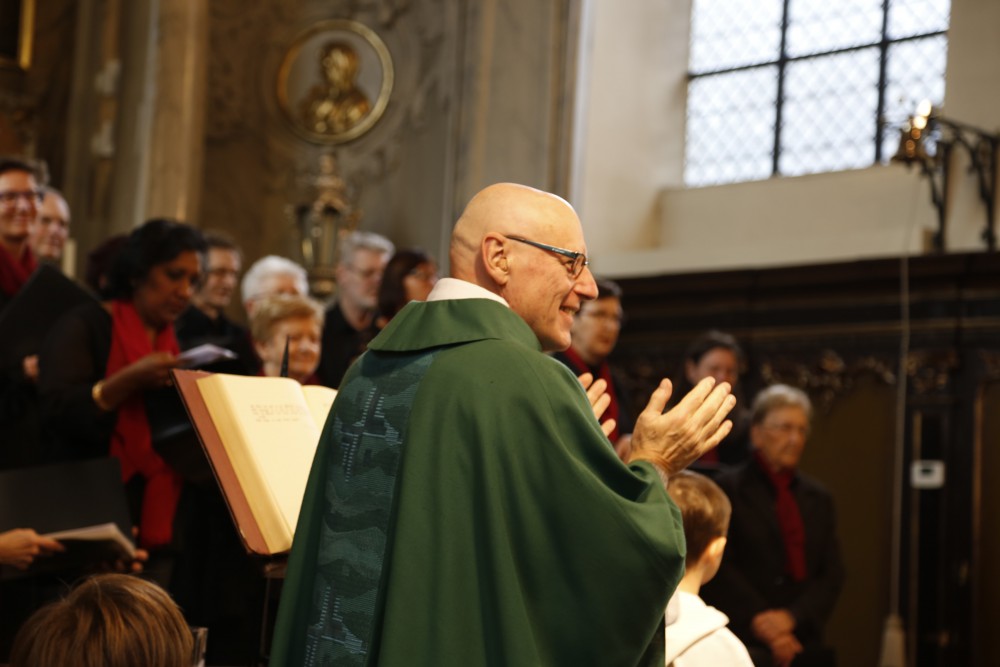 Padre Renaat wordt gevierd in de Sint Agathakerk met het Martinuskoor uit Massemen
