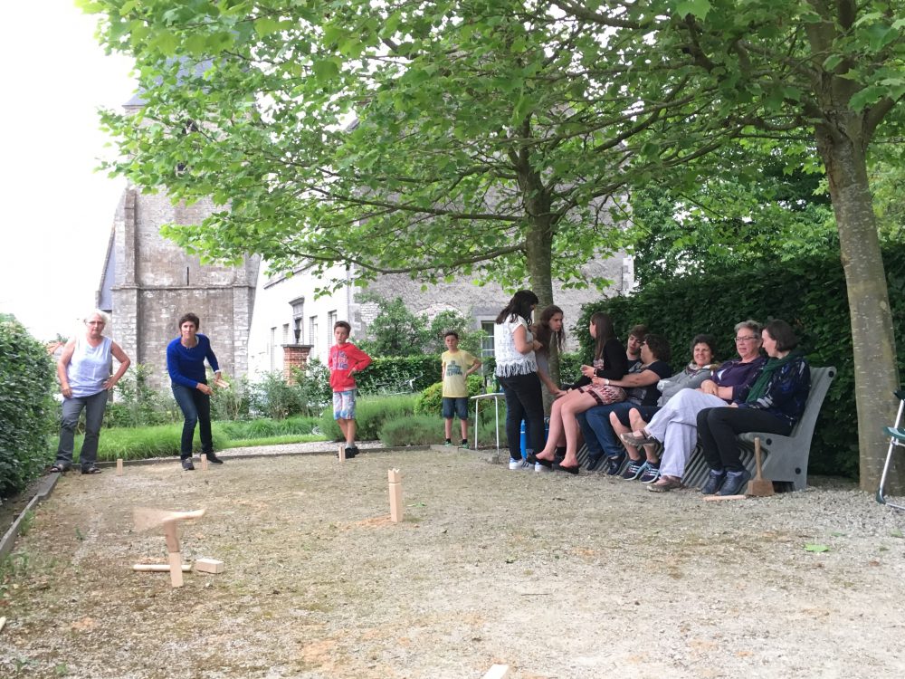 Een spelletje Kubb onder de kerktoren, elke laatste vrijdag van de maand